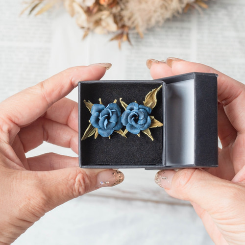 革のお花のイヤリング 青薔薇(あおバラ) イタリアンレザー使用 ピアス