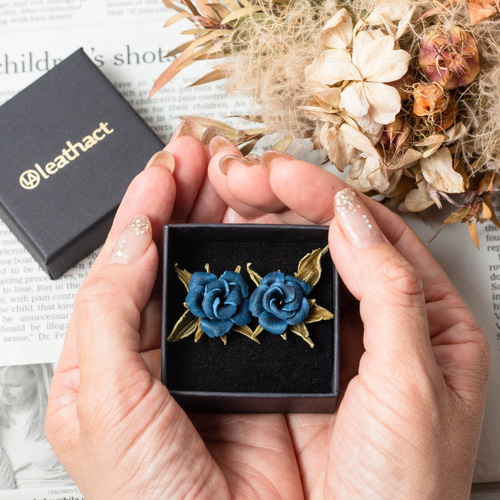 革のお花のイヤリング 青薔薇(あおバラ) イタリアンレザー使用 ピアス