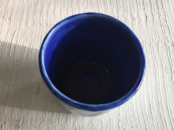 渦巻く木の影がcup_pottery茶碗を持っています 4枚目の画像