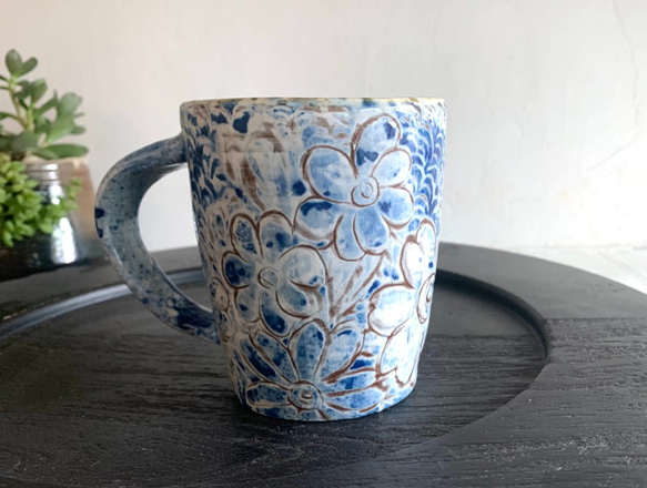 花のさざなみ陶器のマグカップ_Pottery Mug 1枚目の画像