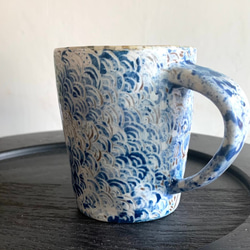 花のさざなみ陶器のマグカップ_Pottery Mug 2枚目の画像