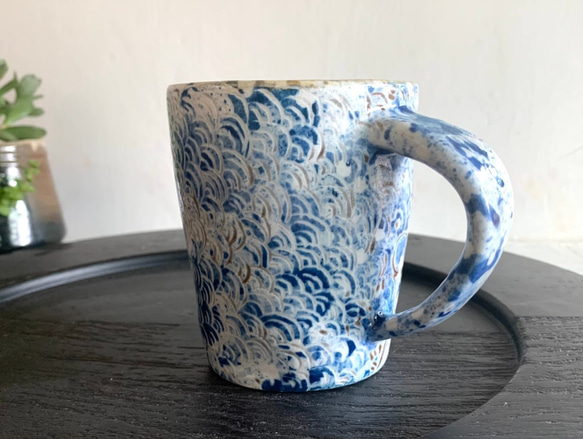 花のさざなみ陶器のマグカップ_Pottery Mug 2枚目の画像