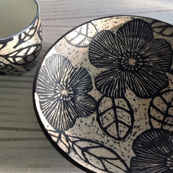 陽刻系列-花卉白陶圓盤_陶器餐盤 第1張的照片