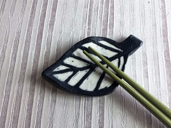 陽刻系列-葉形白陶筷子架(售完再製款)_陶器筷架 第3張的照片