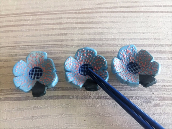 點點症候群-粉藍粉點花形筷子架_陶器筷架 第1張的照片
