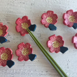 條紋嫩紅花形筷子架(售完再製款)_陶器筷架 第3張的照片