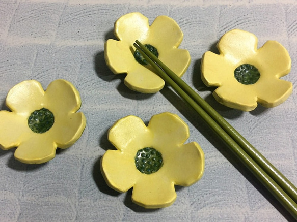 簡簡單單黃色花形筷子架_陶器筷架 第3張的照片