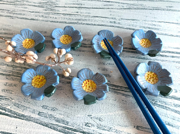 縞水色の花形箸置き（売り切れ次第再生産）_陶器の箸置き 箸・箸置き