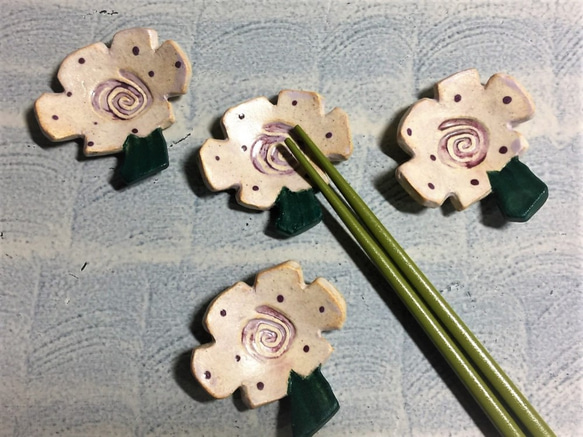 オリジナルヌードカラーの花の形をした箸置き_陶器の箸置き 1枚目の画像