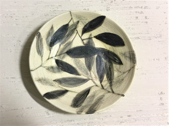 インクの葉の影 - 浅い土器皿のディナープレート_ 1枚目の画像