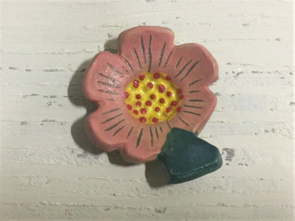 縞模様のスピネル赤い花の形をした箸置きrest_pottery箸置き 2枚目の画像
