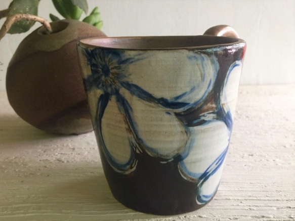 ドリーム言語の花の手がコーヒーカップ_陶器のマグカップを描いた 3枚目の画像