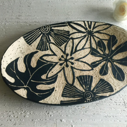 陽の彫刻シリーズ - 花白い陶器の楕円形のプレート_陶器のプレート 2枚目の画像