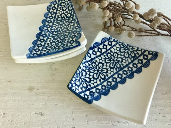 青と白のレースのシルクプリント小皿4グループに_陶器プレート 3枚目の画像