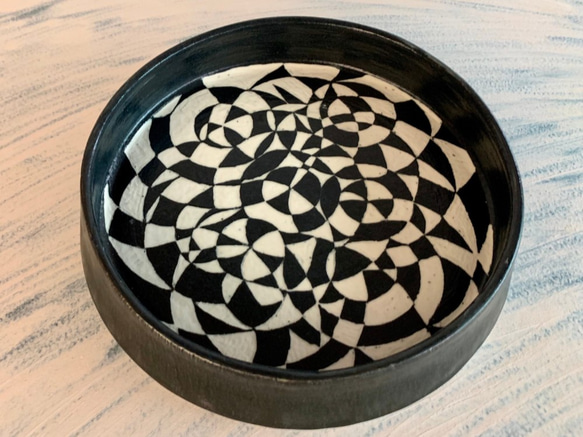 黒と白の幾何学模様の白い陶器ディスク_陶器ディナープレート 1枚目の画像