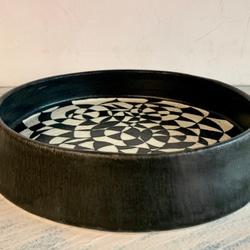 黒と白の幾何学模様の白い陶器ディスク_陶器ディナープレート 2枚目の画像