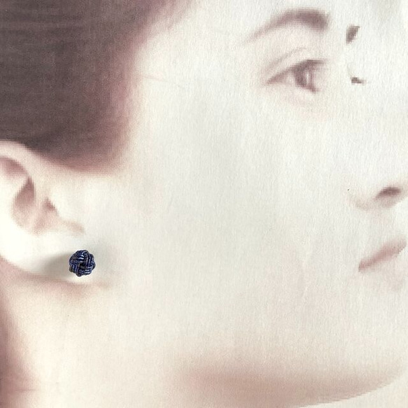 自己染的水引“Mizuhiki”製作　金屬藍　球　耳環　日式　宇宙 第4張的照片