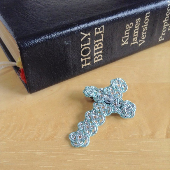 水引“Mizuhiki”製作　十字架胸針　海藍寶石的顏色　淺藍色 第1張的照片