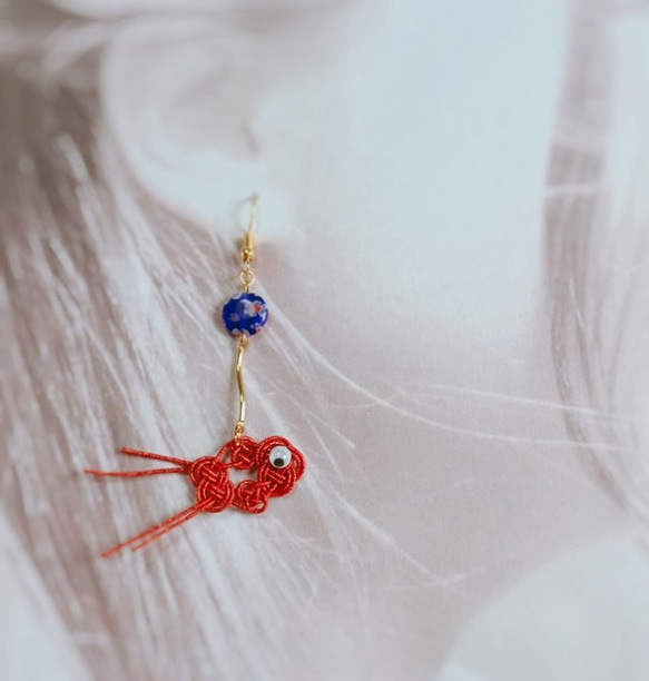 水引“Mizuhiki”製作　金魚　耳環　千花玻璃珠　金屬紅　日式 第5張的照片