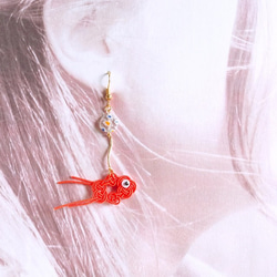 水引“Mizuhiki”製作　金魚　耳環　千花玻璃珠　朱紅　日式 第5張的照片