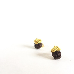 水引“Mizuhiki”製作　橡子　球形耳環　咖啡色　秋　棕色　樹果 第3張的照片