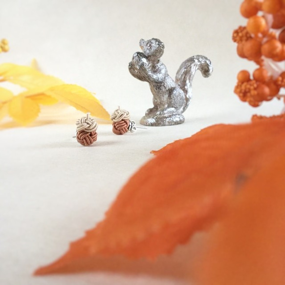 水引“Mizuhiki”製作　橡子　球形耳環　奶茶色　秋　棕色　樹果 第2張的照片
