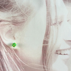 水引“Mizuhiki”製作　綠色和黃綠色　新鮮的綠色　球形耳環　雙色　bi-color 第2張的照片