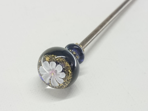【ガラスの花】花玉かんざし  濃い紫色×白色 ショートタイプ 2枚目の画像