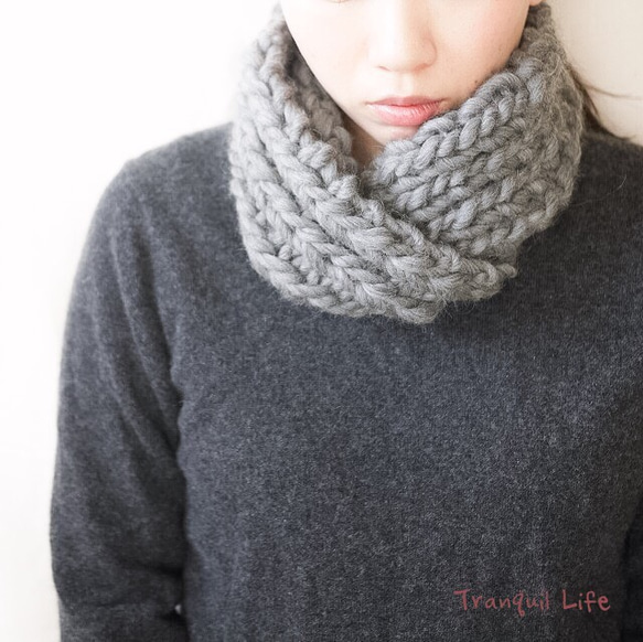 シンプルでコンパクトなねじれスヌード グレー ユニセックス スヌード