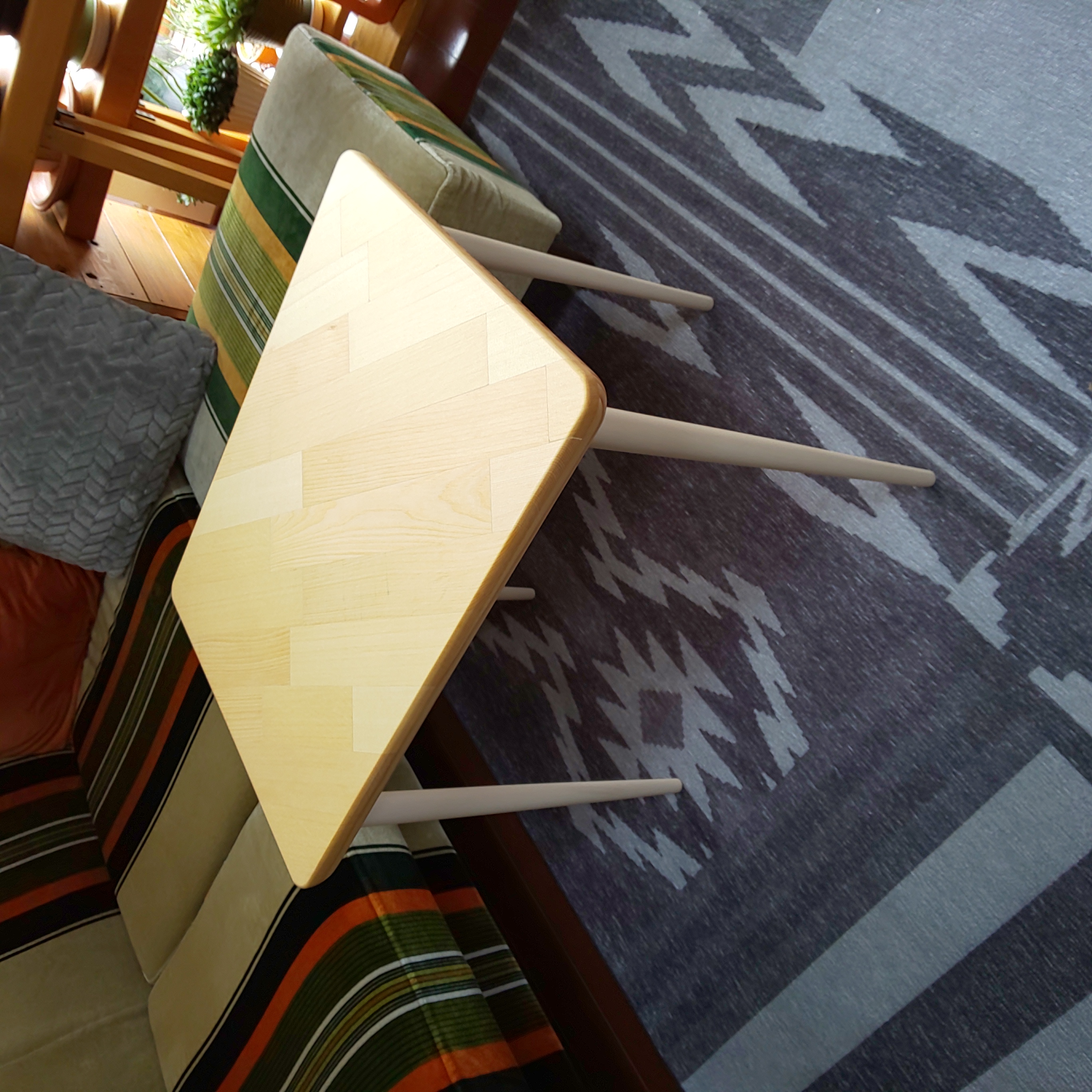 living サイドテーブル 脚色 ホワイト色