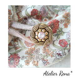 アンティークボタンが素敵なレッド系花柄ベージュボアのぬくぬくネックウォーマー 2枚目の画像