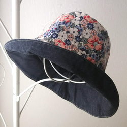 リバーシブル帽子 デニム&花柄 2枚目の画像