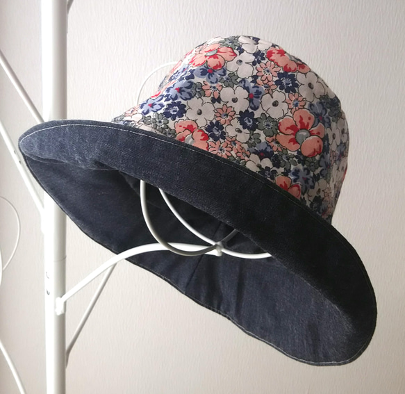 リバーシブル帽子 デニム&花柄 2枚目の画像
