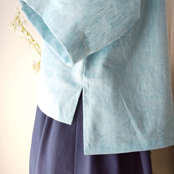 爽やかライトグリーニッシュブルーのハーフリネン タック袖ブラウス 4枚目の画像