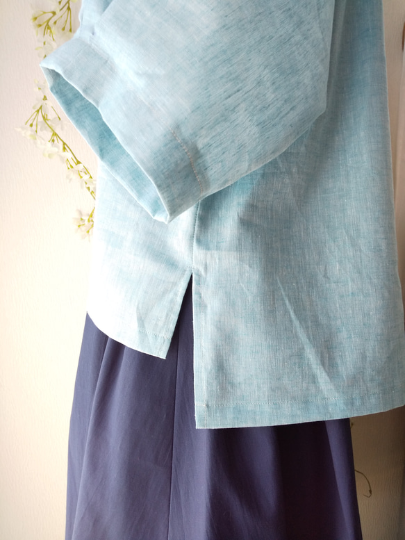 爽やかライトグリーニッシュブルーのハーフリネン タック袖ブラウス 4枚目の画像