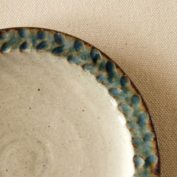 お皿　ふたば　彫り　ゴス　アメ色　径14ｃｍ　陶器 3枚目の画像