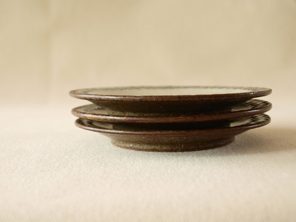 お皿　ふたば　彫り　ゴス　アメ色　径14ｃｍ　陶器 7枚目の画像