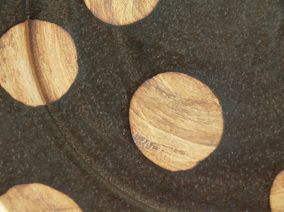 C　イエロードット　黒　陶器　　24.5ｃｍ　大皿　フラット 5枚目の画像