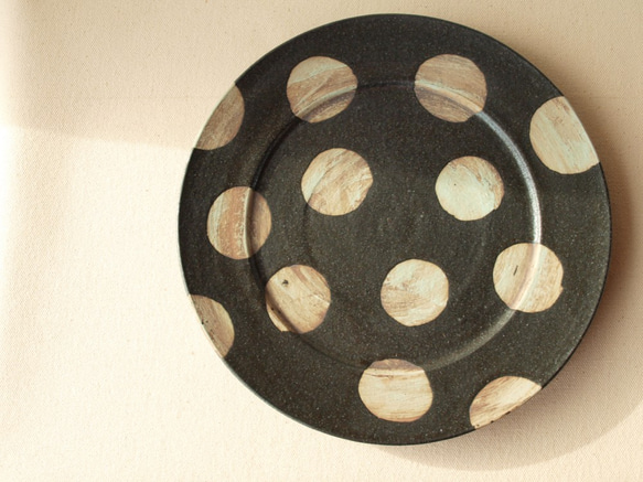 E　ドット　黒　陶器　　24.5ｃｍ　大皿　フラット 1枚目の画像