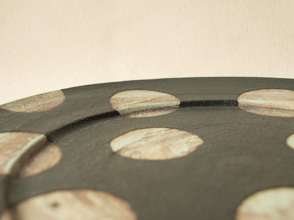 E　ドット　黒　陶器　　24.5ｃｍ　大皿　フラット 3枚目の画像