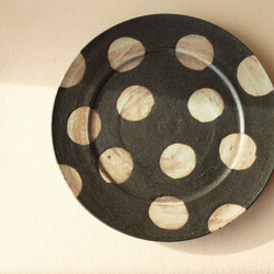 E　ドット　黒　陶器　　24.5ｃｍ　大皿　フラット 7枚目の画像