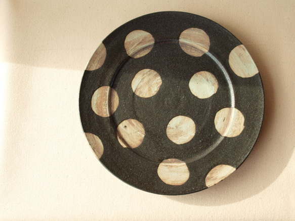 E　ドット　黒　陶器　　24.5ｃｍ　大皿　フラット 7枚目の画像
