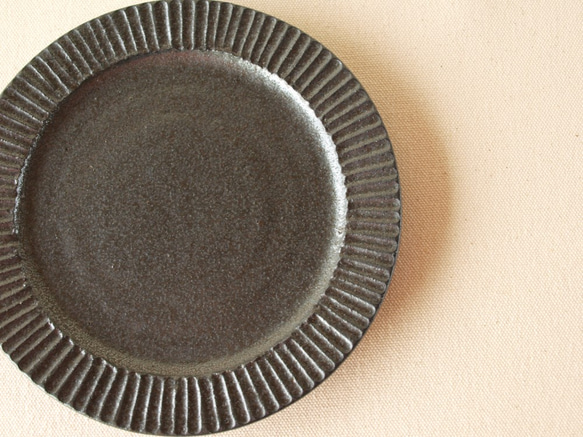 6寸皿　中皿　黒　しのぎ　18.5ｃｍ 4枚目の画像