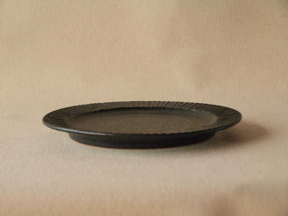 6寸皿　中皿　黒　しのぎ　18.5ｃｍ 3枚目の画像