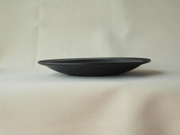 お皿　しのぎ　深皿　黒　直径約27.5ｃｍ　大皿 2枚目の画像