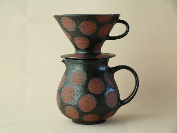 【KURO　6　】　コーヒードリッパー＆ピッチャー　 黒　ドット　陶器　　600ｃｃ 1枚目の画像