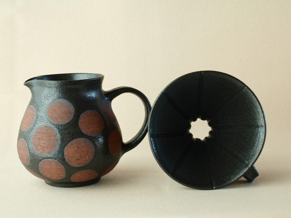 【KURO　6　】　コーヒードリッパー＆ピッチャー　 黒　ドット　陶器　　600ｃｃ 8枚目の画像