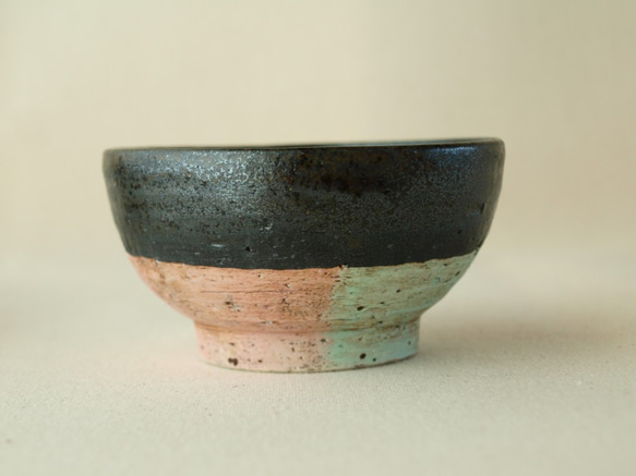 【kuro小鉢　2　】　黒　ピンク　グリーン　小鉢　陶器　10ｃｍ　3.5寸 1枚目の画像