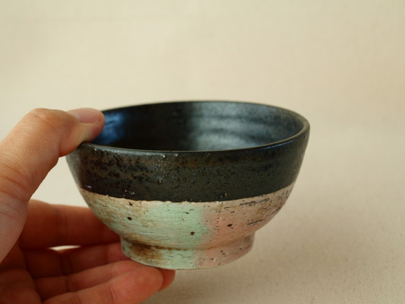 【kuro小鉢　2　】　黒　ピンク　グリーン　小鉢　陶器　10ｃｍ　3.5寸 2枚目の画像