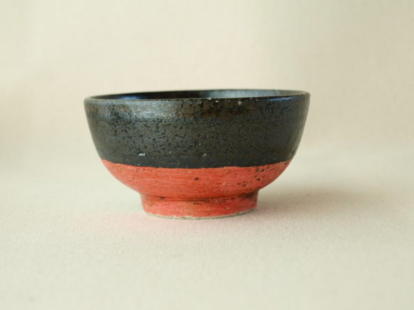 【kuro小鉢　8　】　黒　赤　青　小鉢　陶器　10ｃｍ　3.5寸 2枚目の画像